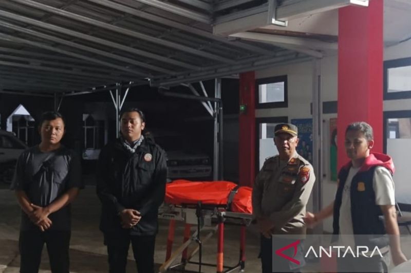 Jasad pelajar asal Bandung Joerami (17) yang dilaporkan hilang terbawa arus pantai selatan Cianjur, Jawa Barat, ditemukan terseret sejauh 30 meter hingga ditemukan di Pantai Agrabinta, Selasa (24/9/2024).(ANTARA/Ahmad Fikri). (Ahmad Fikri)