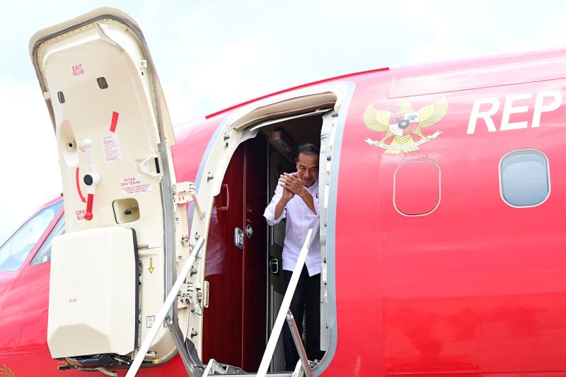 Presiden Joko Widodo (Jokowi) bertolak menuju Ibu Kota Nusantara (IKN), Provinsi Kalimantan Timur (Kaltim) dari Bandara Supadio, Kabupaten Kubu Raya, Provinsi Kalimantan Barat (Kalbar), Selasa (24/9/2024). ANTARA/HO-Muchlis Jr-Biro Pers Sekretariat Presiden