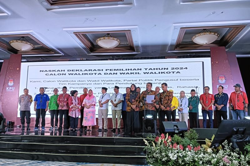Pasangan calon wali kota dan wakil wali kota pada Pilkada Kota Semarang bersama Wali Kota Semarang Hevearita Gunaryanti, Ketua KPU Ahmad Zaini, Ketua Bawaslu Arief Rahman, dan jajaran muspida saat deklarasi kampanye damai Pilkada 2024 di Semarang, Jawa Tengah, Selasa (24/9/2024). ANTARA/Zuhdiar Laeis
