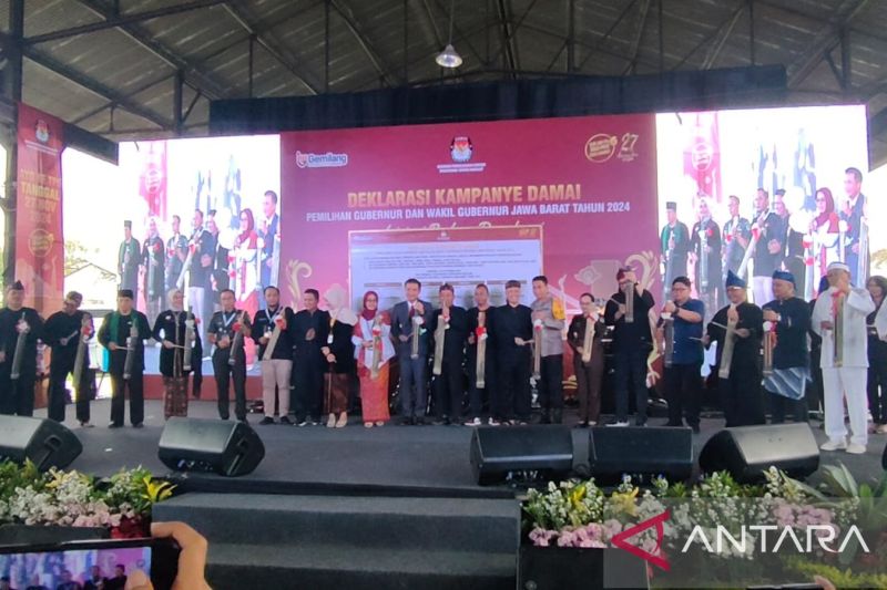 Deklarasi pemilu damai oleh calon gubernur dan wakil gubernur Jabar di Bandung, Selasa (24/9/2024). (ANTARA/Ricky Prayoga)