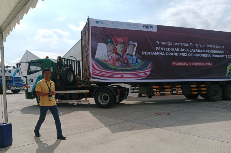 Logistik MotoGP Indonesia saat tiba di Sirkuit Mandalika, Nusa Tenggara Barat, Sabtu (21/09/2024) (ANTARA/Akhyar Rosidi)