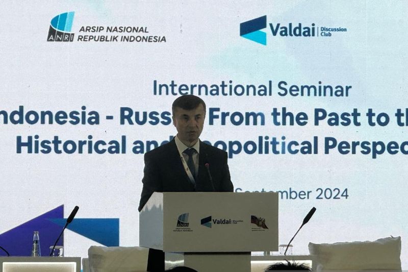 Duta Besar Rusia untuk Indonesia Sergey Tolchenov berbicara dalam acara seminar internasional "Indonesia-Rusia: Dari Masa Lalu ke Masa Depan, Perspektif Historis dan Geopolitik yang diselenggarakan oleh Kedubes Rusia di Jakarta, Selasa (24/9/2024). (ANTARA/Cindy Frishanti)
