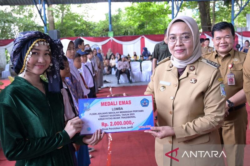 Penyerahan hadiah kepada siswa dan guru berprestasi di Kota Jambi mulai dari tingkat provinsi, nasional dan internasional, Selasa (4/9/2024). (ANTARA/Tuyani)