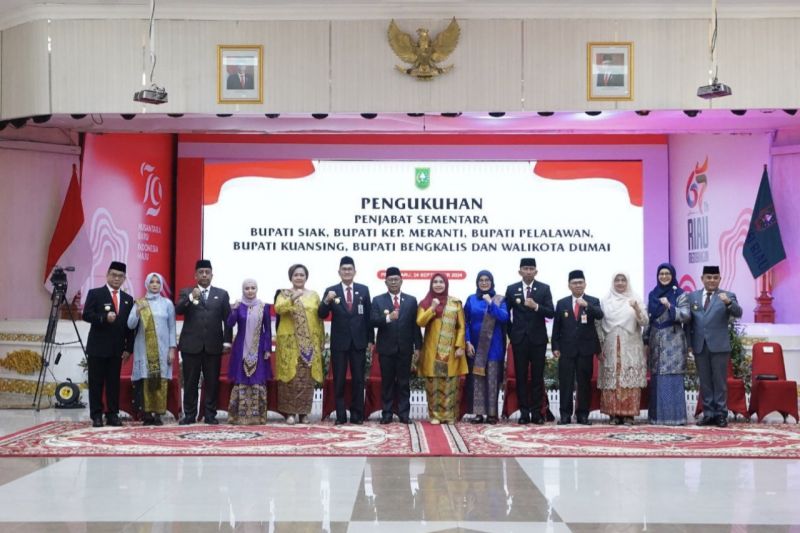 Penjabat (Pj) Gubernur Riau, Rahman Hadi bersama 6 Pjs Bupati dan Wali Kota nesrta istri usai dikukuhkan di Pekanbaru, Selasa. ANTARA/HO-Pemprov Riau