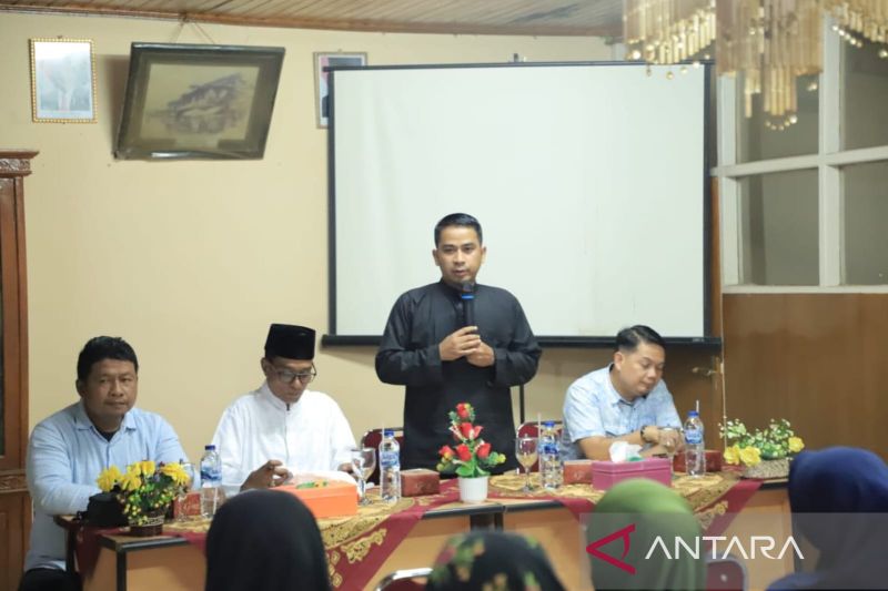 Pemerintah Kota (Pemkot) Solok, Sumatera Barat saat menyosialisasikan pajak dan retribusi daerah ke pedagang pasar raya Kota Solok. ANTARA/HO-Diskominfo Solok.
