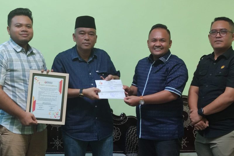 Ketua Badan Pengawas Pemilu (Bawaslu) Kota Mataram Muhammad Yusril (dua dari kiri) bertemu dengan pasangan calon nomor urut satu H Lalu Aria Dharma-H Weis Qurnain (AQUR) memastikan seluruh tahapan kampanye berjalan sesuai aturan yang berlaku. (ANTARA/HO-Dokumen Pribadi)