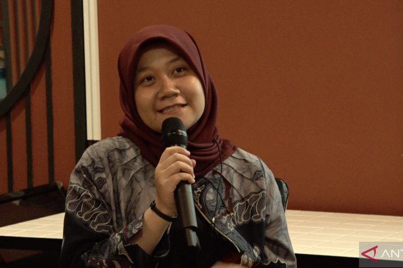 An environmental nonprofit organization researcher Talitha Aurellia Alfiansyah in Jakarta on September 24, 2024. ANTARA/Aria Cindyara