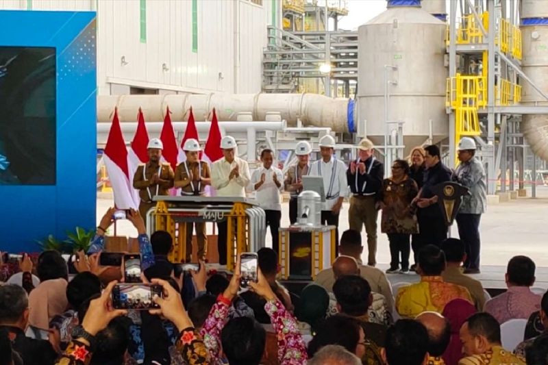 Penjabat Gubernur Papua Tengah Ribka Haluk (keempat dari kanan) saat menghadiri peresmian Smelter PTFI di Gresik, Jawa Timur,Senin (23/9). (ANTARA/HO- Pemprov Papua Tengah)