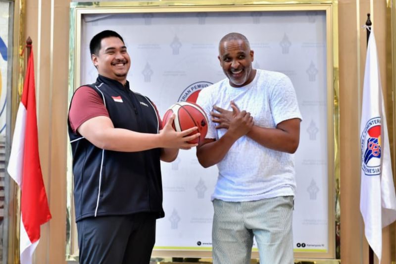 Youth and Sports Minister Dito Ariotedjo (left) and American basketball coach Phil Handy in Jakarta on Tuesday (September 24, 2024). (ANTARA/Humas Kemenpora)