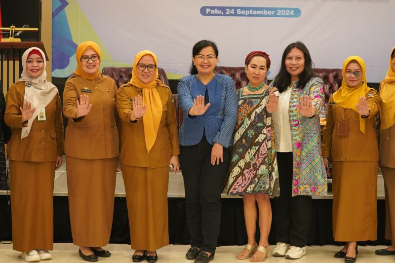 Sekretaris Daerah (Sekda) Kota Palu Irmayanti Petalolo (ke empat kiri) bersama pejabat KemenPPPA dan UNFPA serta pejabat Pemda lainnya menunjukkan salam stop kekerasan pada kegiatan advokasi dan koordinasi layanan PPA di Kota Palu dan Kabupaten Sigi, berlangsung di Palu, Selasa (24/9/2024). ANTARA/Humas Pemkot Palu