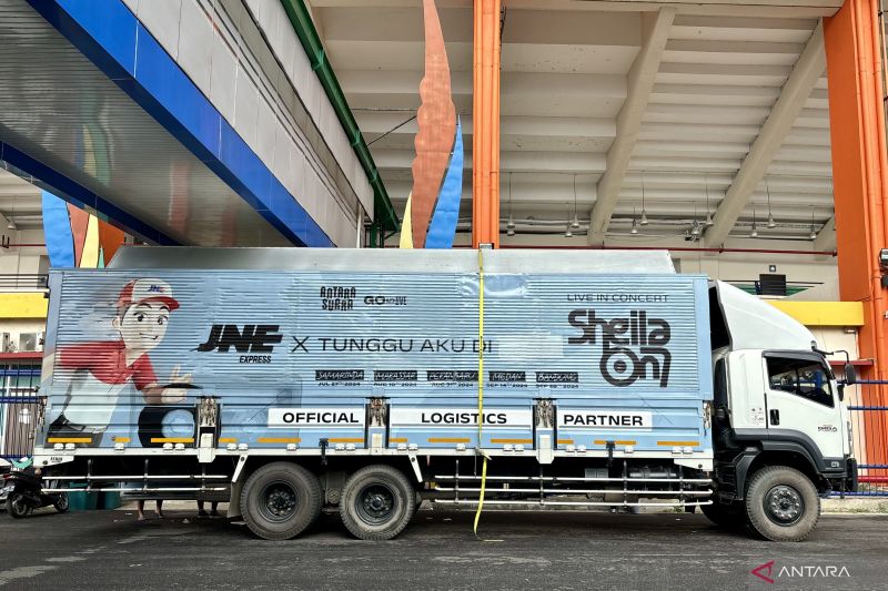 Sebuah truk pengangkut logistik konser Sheila On 7 bertajuk 'Tunggu Aku Di Bandung' tiba di Stadion Si Jalak Harupat, Kabupaten Bandung, Jawa Barat, Selasa (24/9/2024). (ANTARA/Rubby Jovan)