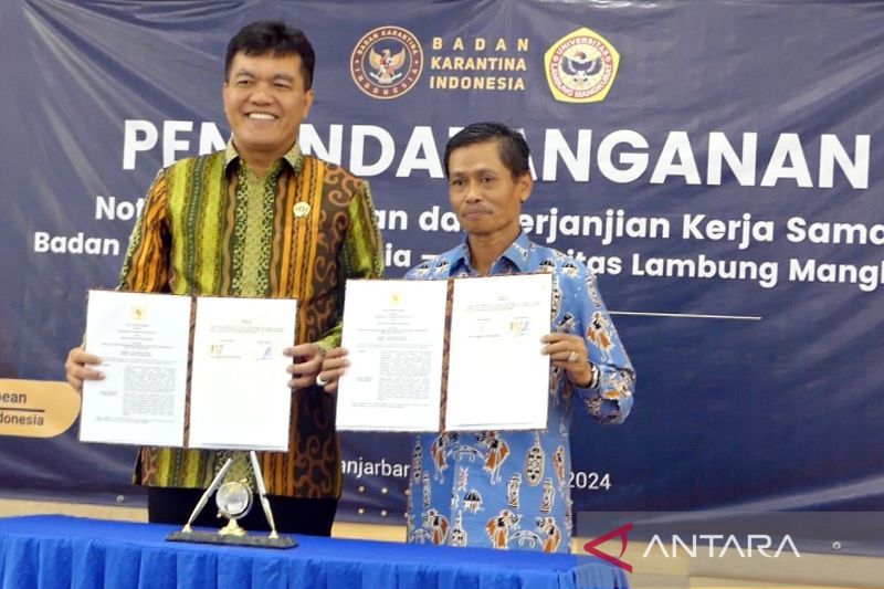 Penandatanganan Nota Kesepahaman dan Perjanjian Kerja Sama oleh Kepala Badan Karantina Indonesia, Dr. Sahat M Pangabean dan Rektor Universitas Lambung Mangkurat Prof Dr. Ahmad, di aula Fakultas Perikanan dan Pertanian ULM Banjarbaru, Selasa (24/9/2024) (ANTARA/ Latif Thohir)