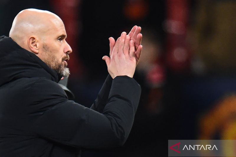 Manajer Manchester United asal Belanda Erik ten Hag bertepuk tangan setelah pertandingan sepak bola grup A Liga Champions UEFA antara Manchester United dan FC Bayern Munich di stadion Old Trafford di Manchester, barat laut Inggris, pada 12 Desember 2023. (ANTARA/AFP/Peter Powell)