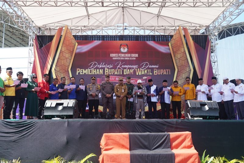 Pembacaan deklarasi kampanye damai oleh seluruh pasangan calon bupati dan wakil bupati bersama tim pemenangan, di Kandangan, Hulu Sungai Selatan, Kalimantan Selatan, Selasa (24/9/2024). ANTARA/HO-Diskominfo HSS