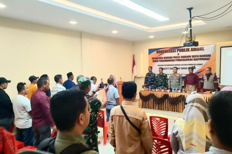 Polsek Tebing mewakili Kapolres Karimun menghadiri acara konsultasi Amdal dan sosialisasi pascatambang serta rencana induk pengembangan pemberdayaan masyarakat oleh perusahaan tambang granit di Kabupaten Karimun, Kepulauan Riau, Selasa (24/9/2024). ANTARA/HO-Polres Karimun