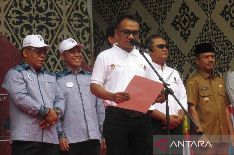 Ketua KIP Kota Banda Aceh Yusri Razali membacakan deklarasi kampanye damai di Banda Aceh, Selasa (24/9/2024). ANTARA/M Haris SA