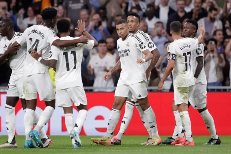 Selebrasi penyerang Real Madrid Kylian Mbappe (tengah) dengan rekan setim setelah mencetak gol ke gawang Alaves dalan pertandingan pekan ke-7 Liga Spanyol di Santiago Bernabeu, Rabu (25/9/2023). ANTARA/HO-Real Madrid CF