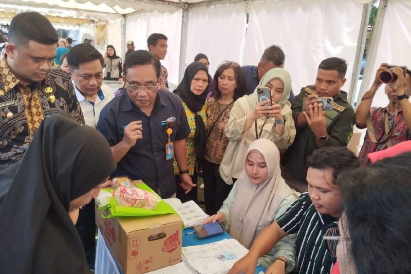Wali Kota Medan Bobby Nasution (kiri), Executive General Manager PT Pos Indonesia Kantor Cabang Utama Medan Antonius Chrisna Sutantyo (kiri kedua) memantau bantuan pangan penanganan stunting di Medan, Sumatera Utara (Sumut). ANTARA/HO-PT Pos Indonesia Kantor Cabang Utama Medan
