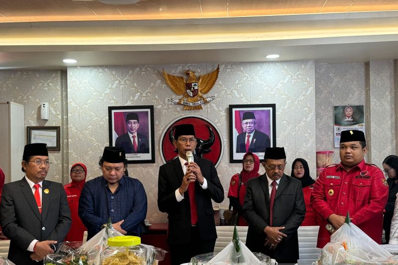Ketua sementara DPRD Kota Surabaya Adi Sutarwijono (tengah). ANTARA/Indra Setiawan