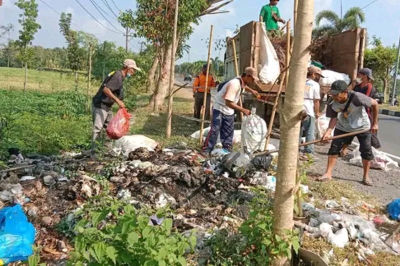 Petugas dari Dinas Lingkungan Hidup Kabupaten Lombok Tengah, Provinsi NTB saat melaksanakan pembersihan sampah di jalan Bypass di daerah setempat, Rabu (25/09/2024) (ANTARA/Akhyar Rosidi)