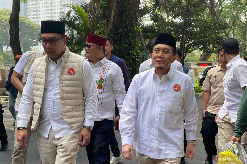 Pasangan calon gubernur dan wakil gubernur DKI Ridwan Kamil-Suswono mengunjungi TPU Karet Bivak, Jakarta, Rabu (25/9/2024). ANTARA/Luthfia Miranda Putri