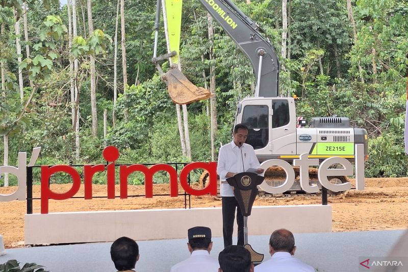 Presiden Jokowi melakukan peletakan batu pertama tanda dibangunnya d'primahotel Nusantara di ibu kota masa depan Indonesia, Rabu (25/9/20 (ANTARA/Muhammad Solih Januar)