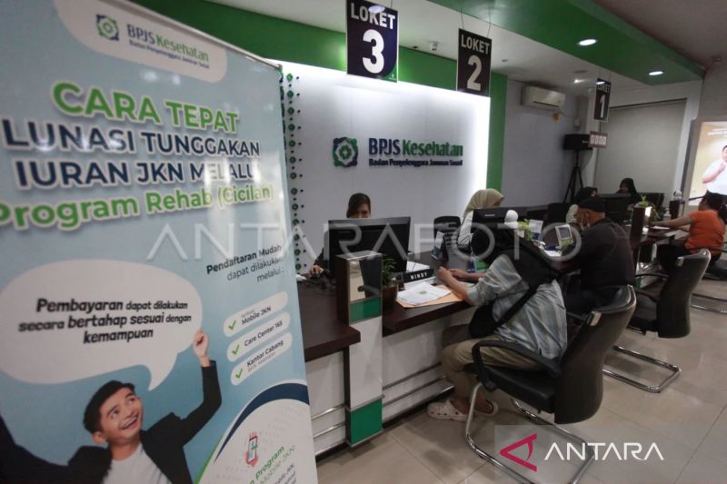 Arsip - Warga saat mengurus layanan kesehatan di Kantor Badan Penyelenggara Jaminan Sosial (BPJS) Kesehatan Cabang Jakarta Pusat, Jakarta, Jumat (6/10/2023). BPJS Kesehatan perkuat ekosistem "anti-fraud" guna mencegah kecurangan dalam program Jaminan Kesehatan Nasional (JKN). ANTARA FOTO/Reno Esnir/tom.