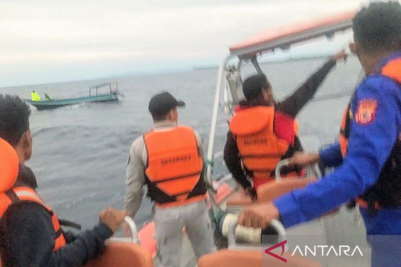 Dua nelayan asal Kota Tual, Maluku, dievakuasi tim SAR gabungan akibat longboat yang digunakan mengalami mati mesin di Perairan Pulau Toyando. (25/9/2024). ANTARA/HO/Basarnas Ambon