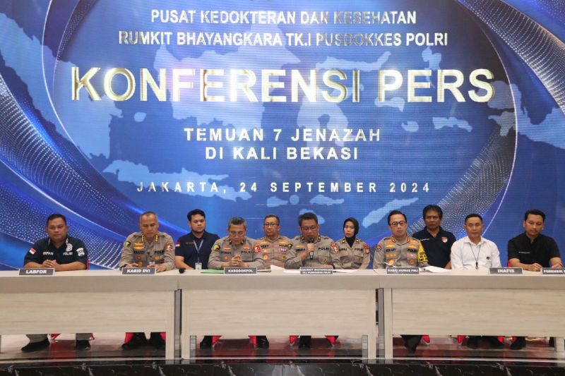 Konferensi pers di RS Polri Kramat Jati terkait identifikasi dua dari tujuh jenazah remaja yang ditemukan mengambang di Kali Bekasi, Jakarta, Selasa (24/9/2024). ANTARA/HO-Humas Polda Metro Jaya