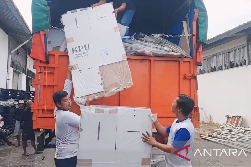 Dua pekerja tengah menurunkan logistik Pilkada 2024 berupa kotak suara yang baru tiba di gudang penyimpanan logistik di kawasan Industri Pulogadung, Cakung, Jakarta Timur, Rabu (25/9/2024). Sebanyak 4.164 kotak suara itu nantinya akan didistribusikan ke 4.144 TPS yang ada di Jakarta Timur. ANTARA/Syaiful Hakim