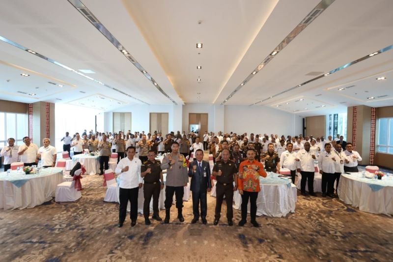 Penjabat Gubernur Papua Ramses Limbong (Kanan ketiga) saat melakukan foto bersama pada kegiatan sosialisasi nota kesepahaman APIP dan APH di Kantor Gubernur Papua, Kota Jayapura, Rabu (25/9/2024). (ANTARA/HO- Dokumentasi Dian Mustikawati