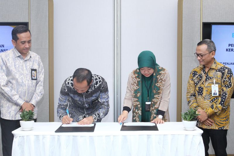 Direktur Utama Jamkrida Jakarta Agus Supriadi (dua dari kiri) dan SVP of International and Financial Institusion BSI Anna Kristanti (dua dari kanan) melakukan penandatangan kerja sama perluasan layanan bank garansi di Jakarta, Rabu (25/9/2024). ANTARA/HO-BSI