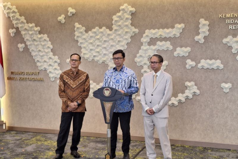 Direktur Jenderal Perundingan Perdagangan Internasional Kementerian Perdagangan (Kemendag) Djatmiko Bris Witjaksono (tengah) dan Deputi Bidang Koordinasi Kerja Sama Ekonomi Internasional Kemenko Perekonomian Edi Prio Pambudi (kanan) saat konferensi pers di Jakarta, Rabu (25/9/2024) (ANTARA/Bayu Saputra)