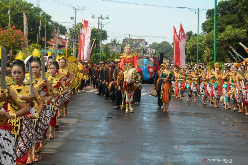 Ilustrasi.Sejumlah peserta mengikuti kirab budaya dalam rangka HUT ke- 470 Kabupaten Jepara, Jawa Tengah, Selasa(9/4/2019). Kirab Hari Jadi tersebut mengangkat tema "Kita warisi semangat nasionalisme Ratu Kalinyamat (Puteri raja Demak Sultan Trenggono yang menjadi bupati Jepara pada tahun 1549) demi menuju Pemilu yang bermartabat". ANTARA FOTO/Yusuf Nugroho/ama.
