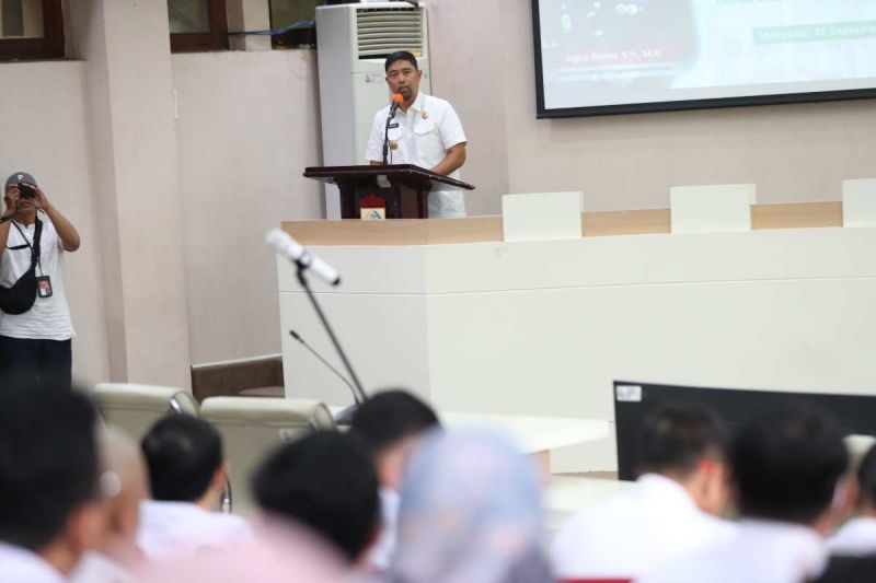 Penjabat Sementara Wali Kota Makassar Andi Arwin Azis saat membuka kegiatan penyuluhan hukum antikorupsi yang diselenggarakan oleh Kejati Sulsel di gedung Balai Kota Makassar, Rabu (25/9/2024). ANTARA/HO/Pemkot Makassar