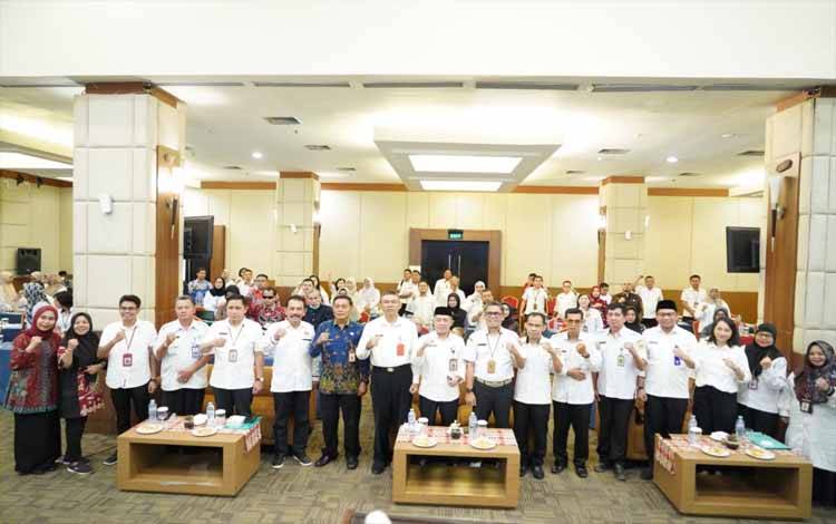 Foto bersama saat rangkaian fasilitasi dan monitoring, di Hotel Luwansa Palangka Raya, Rabu, 25 September 2024. (FOTO:IKHSAN)