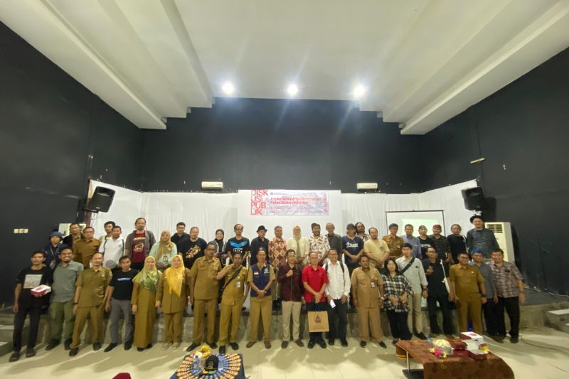 Foto bersama usai diskusi publik tentang Implementasi Perda Pemajuan Kebudayaan yang diselenggarakan oleh BPK Wilayah VIII di Rumah Dunia, Kota Serang, Banten, Selasa (24/9/2024). (ANTARA/HO-Budayawan Banten)