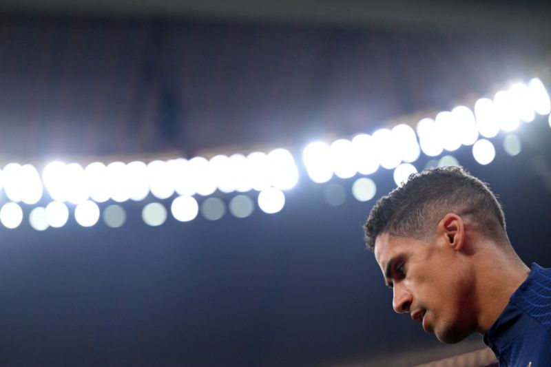 Bek Prancis Raphael Varane melakukan pemanasan menjelang semifinal Piala Dunia Qatar 2022 melawan Maroko di Stadion Al-Bayt di Al Khor, Doha, 14 Desember 2022. (AFP/KIRILL KUDRYAVTSEV)
