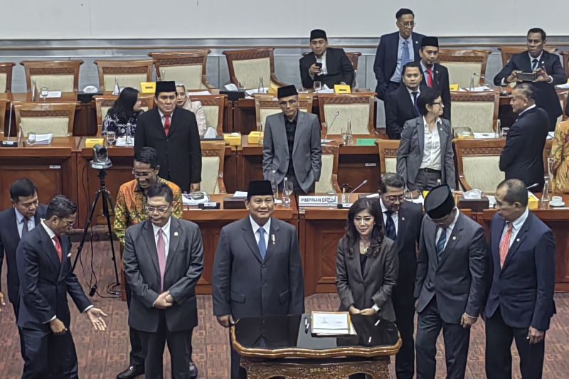 Rapat Kerja Komisi I DPR RI dengan agenda pengambilan persetujuan terhadap lima Rancangan Undang-Undang (RUU) terkait kerja sama bidang pertahanan di Kompleks Parlemen, Senayan, Jakarta, Rabu (25/9/2024). (ANTARA/Melalusa Susthira K.)