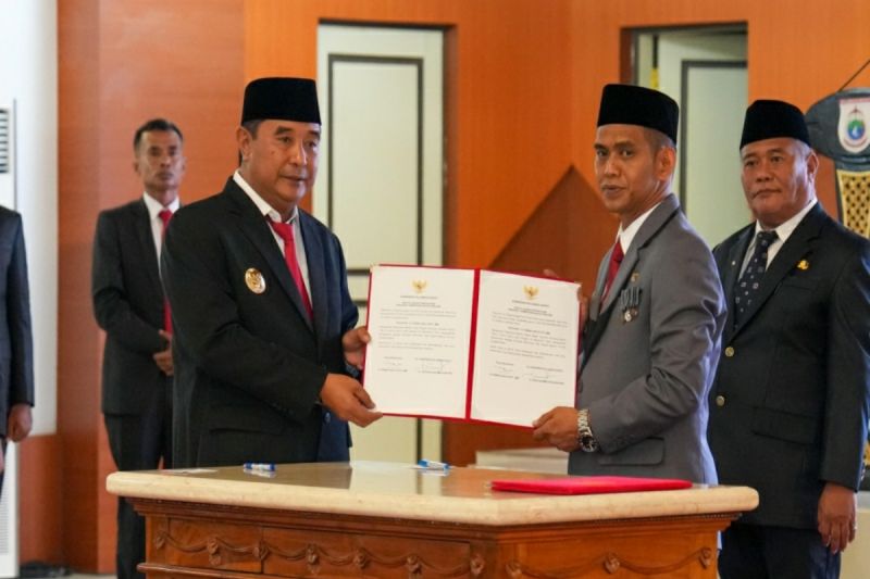 Penjabat Gubernur Sulbar Bahtiar Baharuddin (kiri) dan Penjabat Bupati Majene Habibi Azis (kanan) pada pelantikan tiga penjabat bupati di tiga kabupaten di Sulbar. (ANTARA/HO/Diskominfo Sulbar)