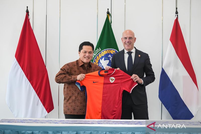 Ketua Umum Persatuan Sepak Bola Seluruh Indonesia (PSSI) Erick Thohir (kiri) berpose bersama Secretary General federasi sepak bola Belanda atau KNVB Gijs de Jong (kanan) pada acara penandatangan MoU kerjasama antara PSSI dan KNVB di Jakarta, Rabu (25/9/2024). (ANTARA/HO-PSSI)