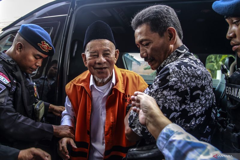 Terdakwa kasus dugaan suap dan gratifikasi Abdul Gani Kasuba (kedua kiri) dibantu petugas berjalan ke ruang sidang sebelum sidang putusan di Pengadilan Negeri Ternate, Maluku Utara, Jumat (20/9/2024). ANTARA FOTO/Andri Saputra/agr (ANTARA FOTO/ANDRI SAPUTRA)
