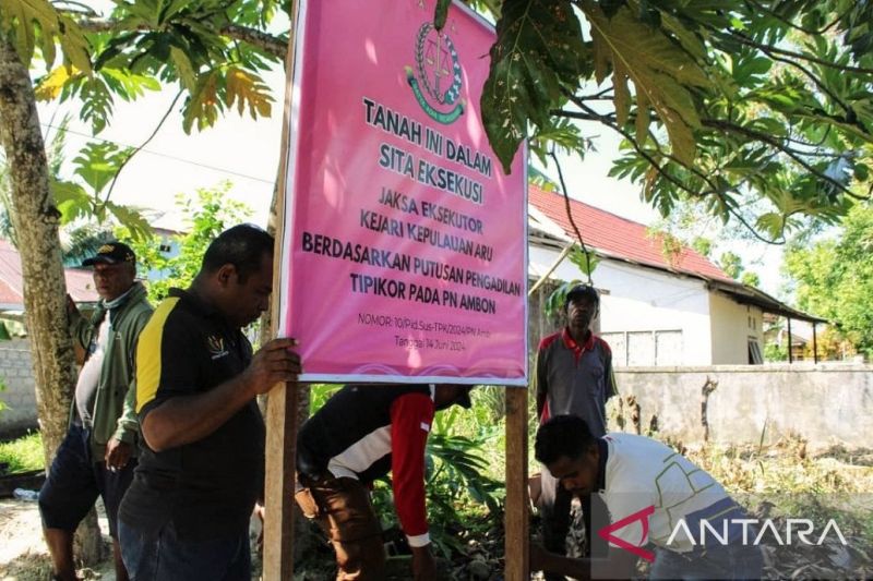 Kajari Kepulauan Aru Sumanggar Siagian, SH. MH memimpin eksekusi lahan milik Engelbertus R. alias kiong, terpidana korupsi anggaran proyek pembangunan SR Pratama Marlasi, Kecamatan Aru Utara. (25/9/2024).(ANTARA/HO/Kejati Maluku)