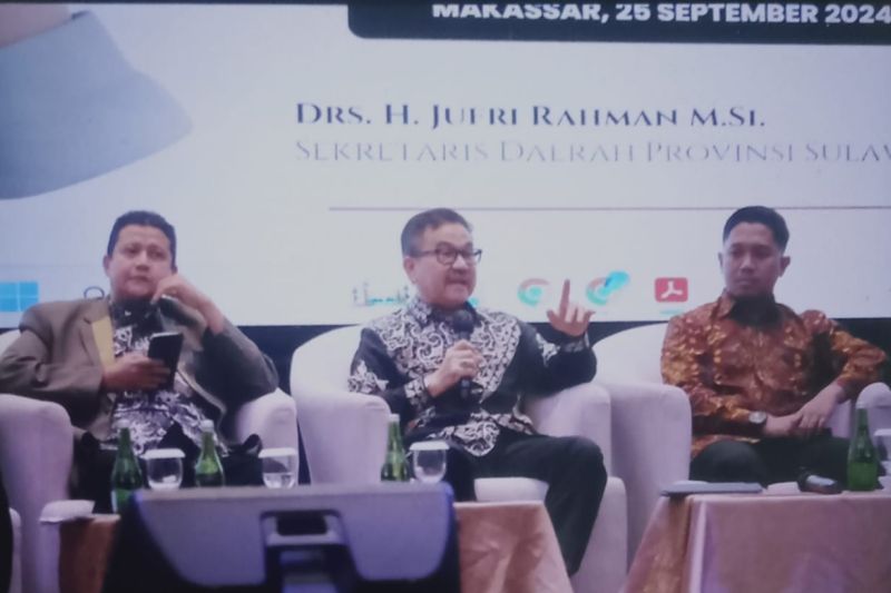 Sekprov Sulsel Jufri Rahman memberikan arahan dalam diskusi dan Deklarasi Netralitas Kepala Desa di Makassar, Rabu,(25/9/2024).ANTARA/HO-Humas Pemprov Sulsel