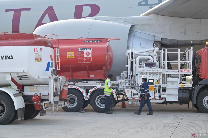 Petugas mengisi bahan bakar minyak avtur pesawat Qatar Cargo A7-BFH di Bandara Internasional Lombok (BIL), Praya, Lombok Tengah, NTB, Selasa (24/9/2024). ANTARA FOTO/Ahmad Subaidi/aww.