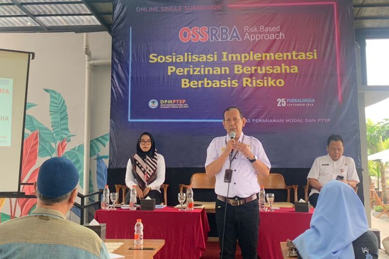 Kepala DPMPTSP Kabupaten Purbalingga Much Umar Faozi memberi sambutan dalam pembukaan sosialisasi implementasi perizinan berusaha berbasis risiko di Purbalingga, Jawa Tengah, Rabu (25/9/2024). ANTARA/HO-DPMPTSP Purbalingga