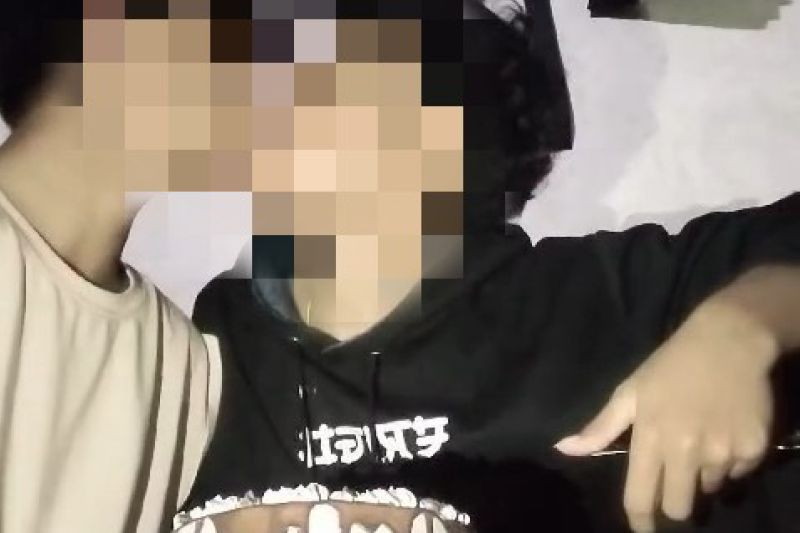 Tangkapan layar video berdurasi 59 detik yang menampilkan aksi dua remaja pria di Kabupaten Lombok Timur berciuman di salah satu platform media sosial. (ANTARA/HO)