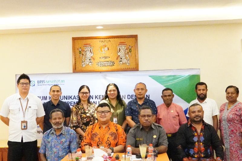 Foto bersama usai pertemuan antara BPJS Kesehatan Jayapura dengan Pemkab Mamberamo Raya di Kota Jayapura, Papua, Senin (23/9/2924). (ANTARA/HO- BPJS Kesehatan Jayapura)