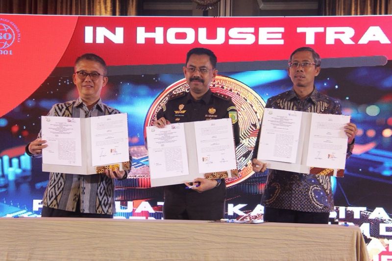 Badan Pengawas Perdagangan Berjangka Komoditi (Bappebti) Kementerian Perdagangan (Kemendag) menandatangani perjanjian kerja sama (PKS) dengan Jaksa Agung Muda Bidang Tindak Pidana Umum Kejaksaan Agung (Jampidum Kejagung) untuk menjaga ekosistem perdagangan aset kripto, di Jakarta, Selasa (24/9/2024). ANTARA/HO-Kemendag