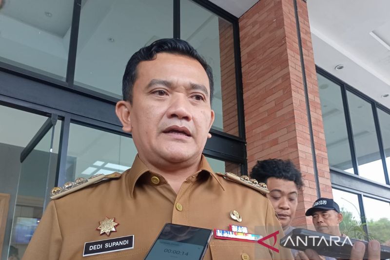 Pj Bupati Majalengka Dedi Supandi saat memberikan keterangan di Majalengka, Jawa Barat. (ANTARA/Fathnur Rohman)